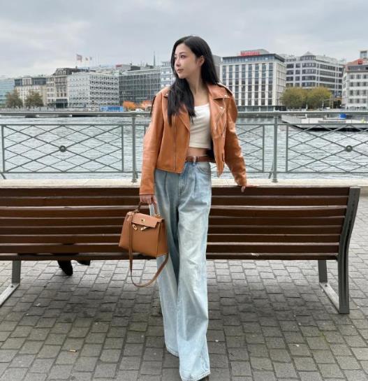 潘玮柏作为华语乐坛知名歌手，多年来用音乐陪伴无数人成长。婚后，他对小13岁的妻子