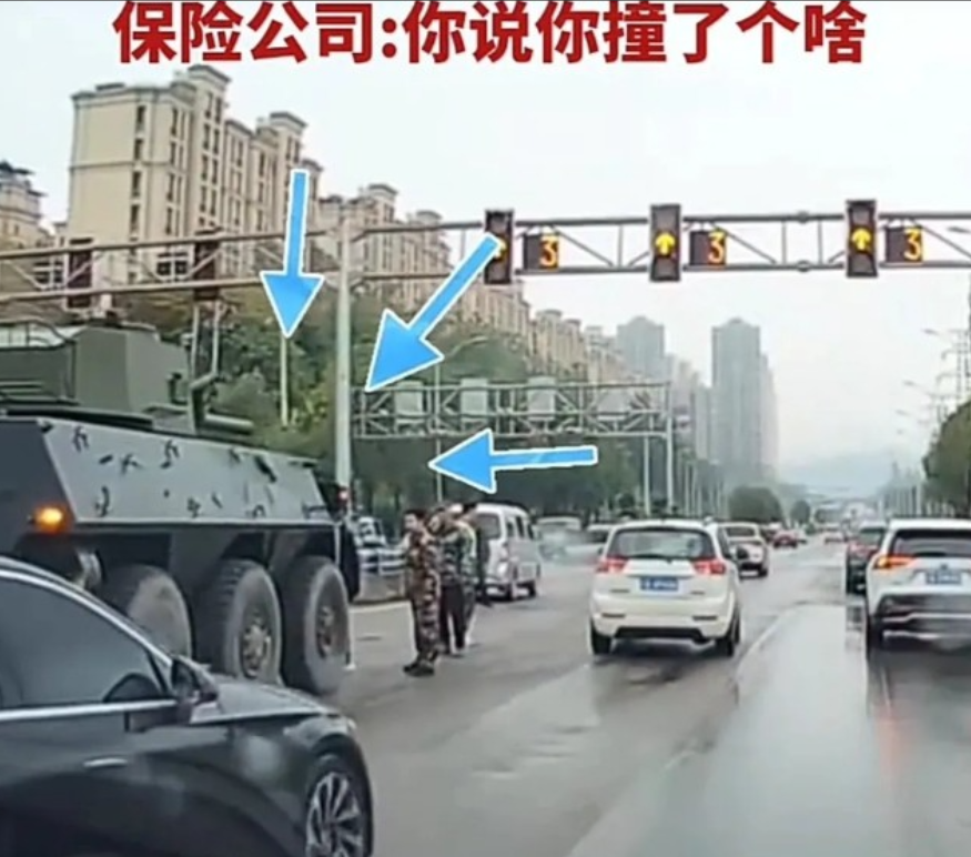 重庆一私家车不小心撞上了军用装甲车，司机大哥看这场景，眼睛都直了，满脸愁容无言以