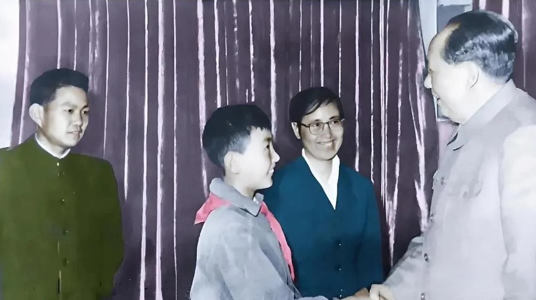 毛主席和他的卫士李银桥一家的合影，作为主席身边重要的工作人员，能够在毛主席身边工