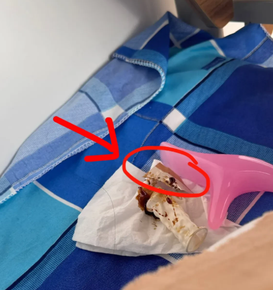 我早上迷迷糊糊起来，想着舍友让我给她拿耳机，她昨晚蹦迪去了，说直接去教室。我在她