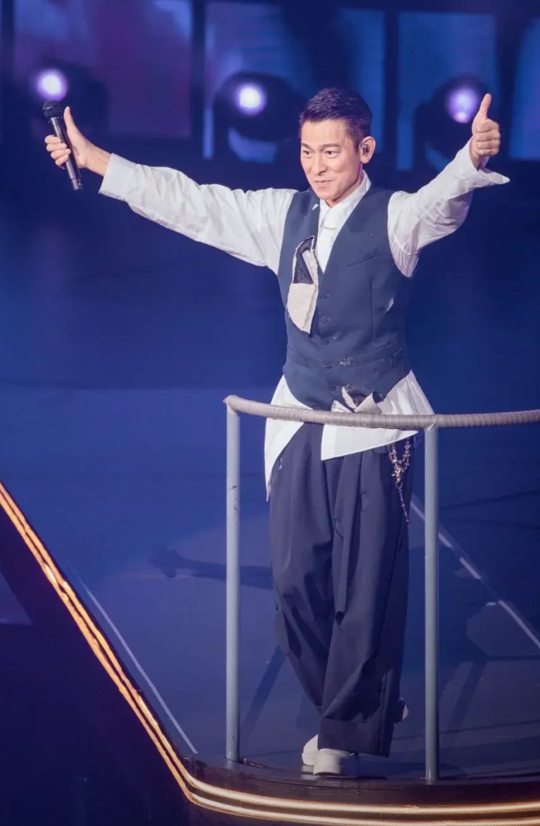 刘德华活该红一辈子，《中国人》为台湾带来了 4 个变化。

1. 越来越多的台湾