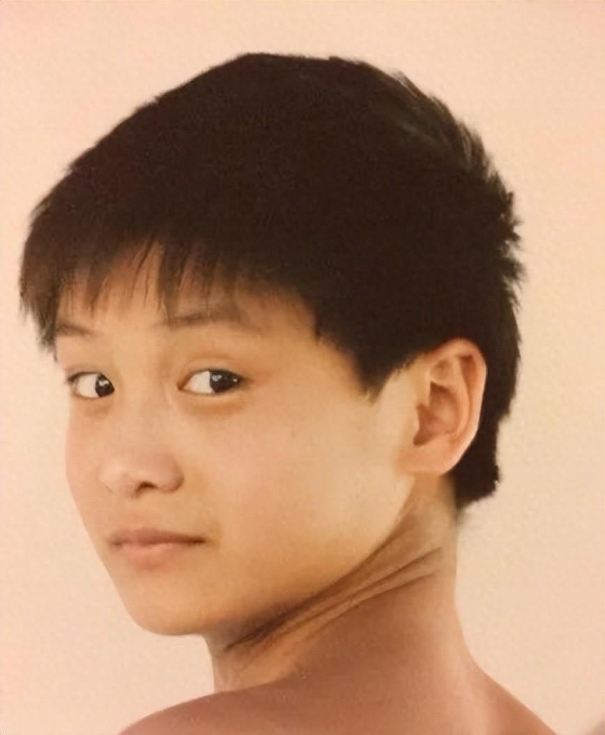 “跳水王子”田亮：为利益放弃体育事业，因私接代言被封杀
在重庆嘉陵江畔的一个普通