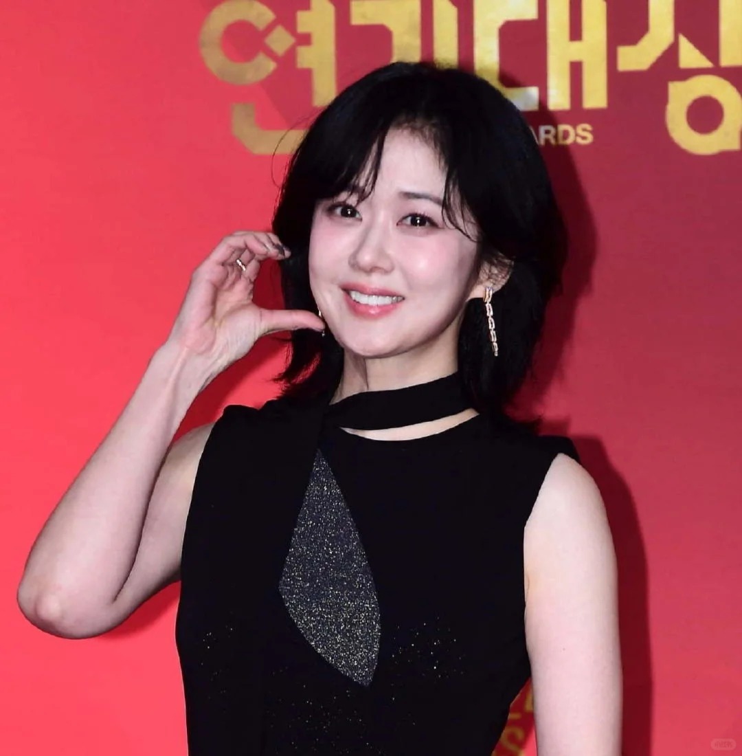 43岁张娜拉真实状态❗娃娃脸真的不会老
张娜拉获得演技大赏啦
多年不见仍如初恋