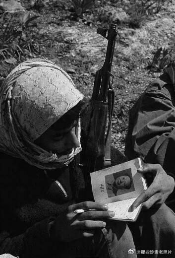1970年代，巴勒斯坦解放组织法塔赫阵线的游击队士兵在约以边境学习《毛语录》阿文