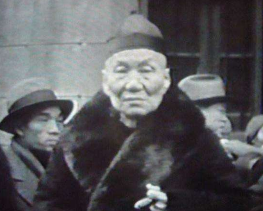 1936年的旧上海，督察长陆连奎和情人在旅馆幽会，正尽兴时，突然一个电话打过来：