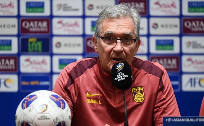 踢印尼应该又是一场赢不了的比赛
拿分?
拿锤子分!
咱们中前场连一个能传球组织串