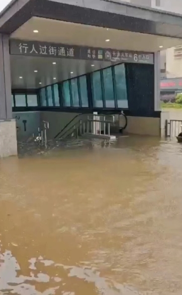 今天凌晨4点多，被雷声震醒，雨像往下倒一样。当时就想只怕市里会成海了，果然……祝