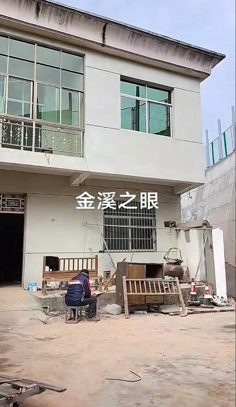 金溪之眼房主默默坐院里干活，主播也不上去打扰了，知道也不会拆了，看看院里进度多快