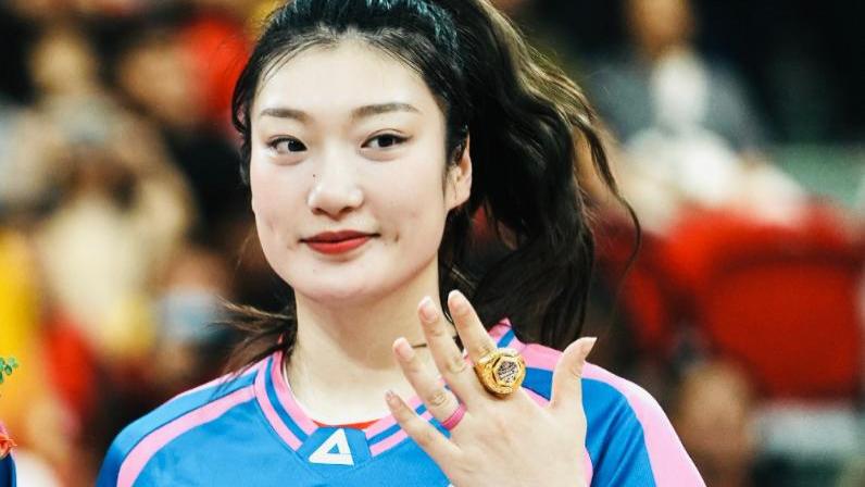 染回黑发的李梦，仿佛变了一个人，“篮球女神”果然名不虚传！