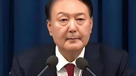 60岁正是拼的年纪！尹锡悦一怒冲冠为红颜，李在明半夜翻墙进国会