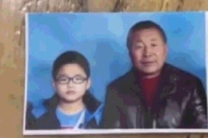 爷爷带孙子拍的两寸照片