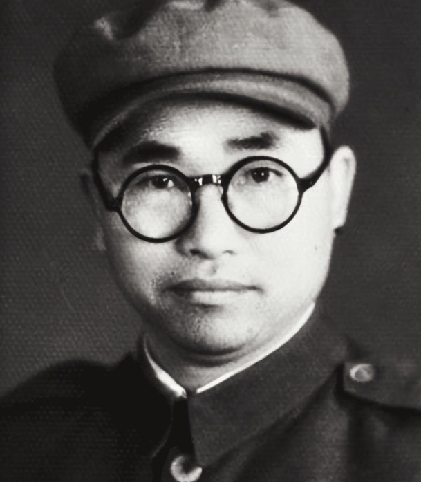 抗战中，聂帅正开会，外面一阵枪响，他以为有敌袭立即冲出去。却发现一团长竟将自己的