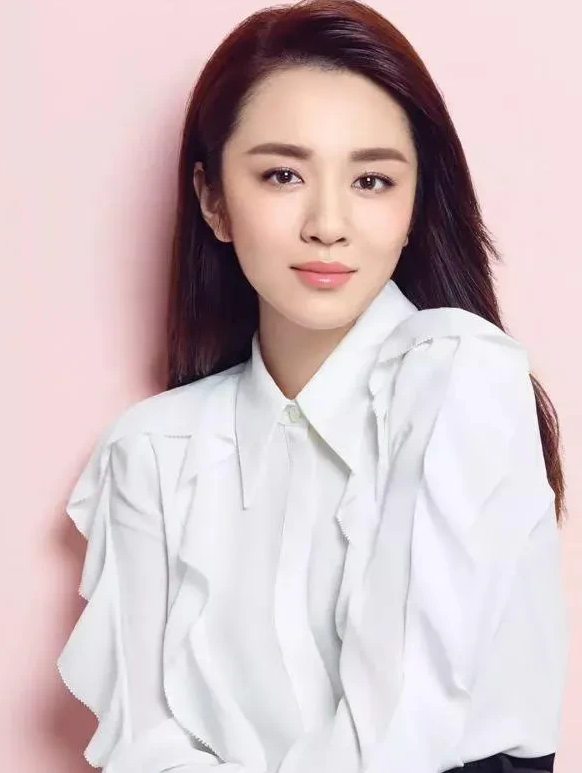 一次，记者饶有兴致地问王晓晨:“你对拍吻戏有什么要求？王晓晨不假思索:“那就要看