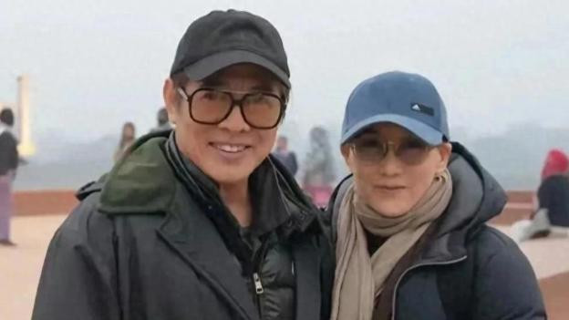 61岁李连杰携手63岁利智近照流出，岁月杀猪刀下，昔日风采竟成路人甲？！