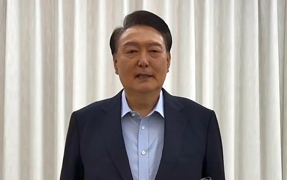 韩国停职总统尹锡悦被捕并接受公调处调查，成韩国宪政史上首位被捕现职总统。这是公调