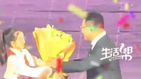 送花女孩没看到演讲者伸出的手 男生一个动作化解尴尬 现场掌声雷动