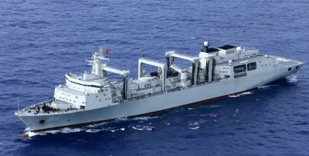 901型补给舰“日月潭”号即将服役！
“日月潭”号满载排水量高达4.8万吨，这是