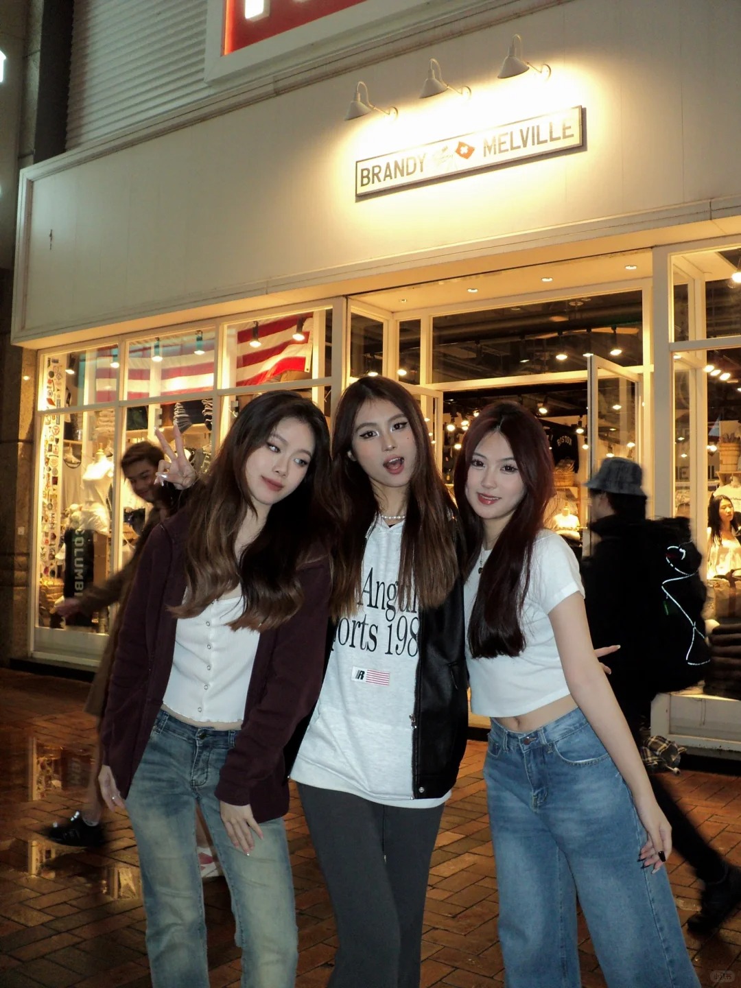 冒雨跟朋友在铜锣湾附近逛也蛮开心