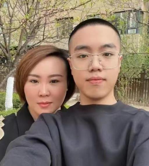 王小利凭借喜剧表演在演艺圈闯出一片天。近日，他小儿子晒出全家福。令人关注的是，小