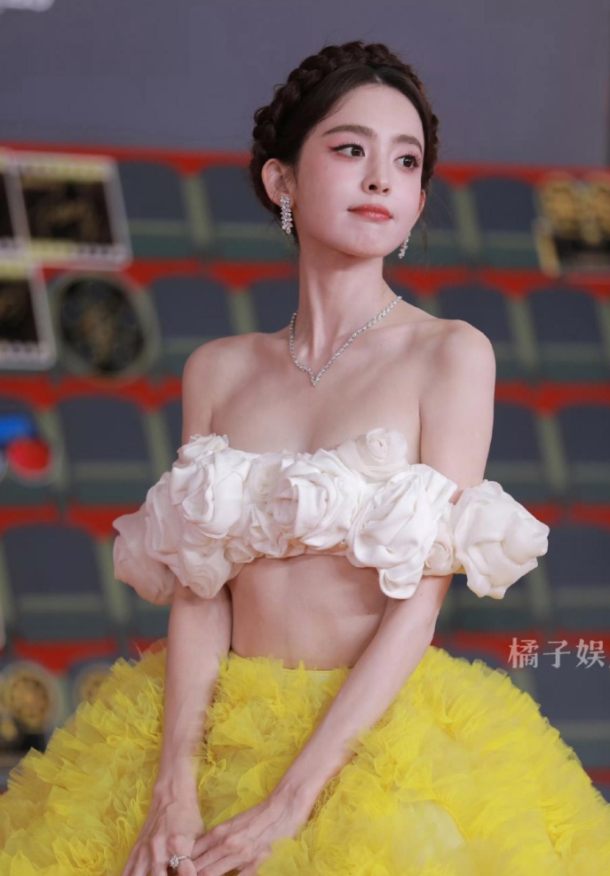 娜扎这个抹胸要是掉了怎么办