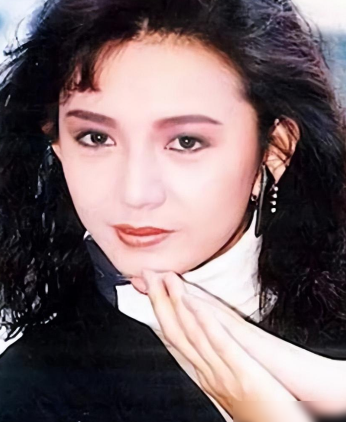 曾华倩，如今单亲妈妈，儿子是游泳健将！

她出生在一个医生家庭，父亲是医生，兄弟