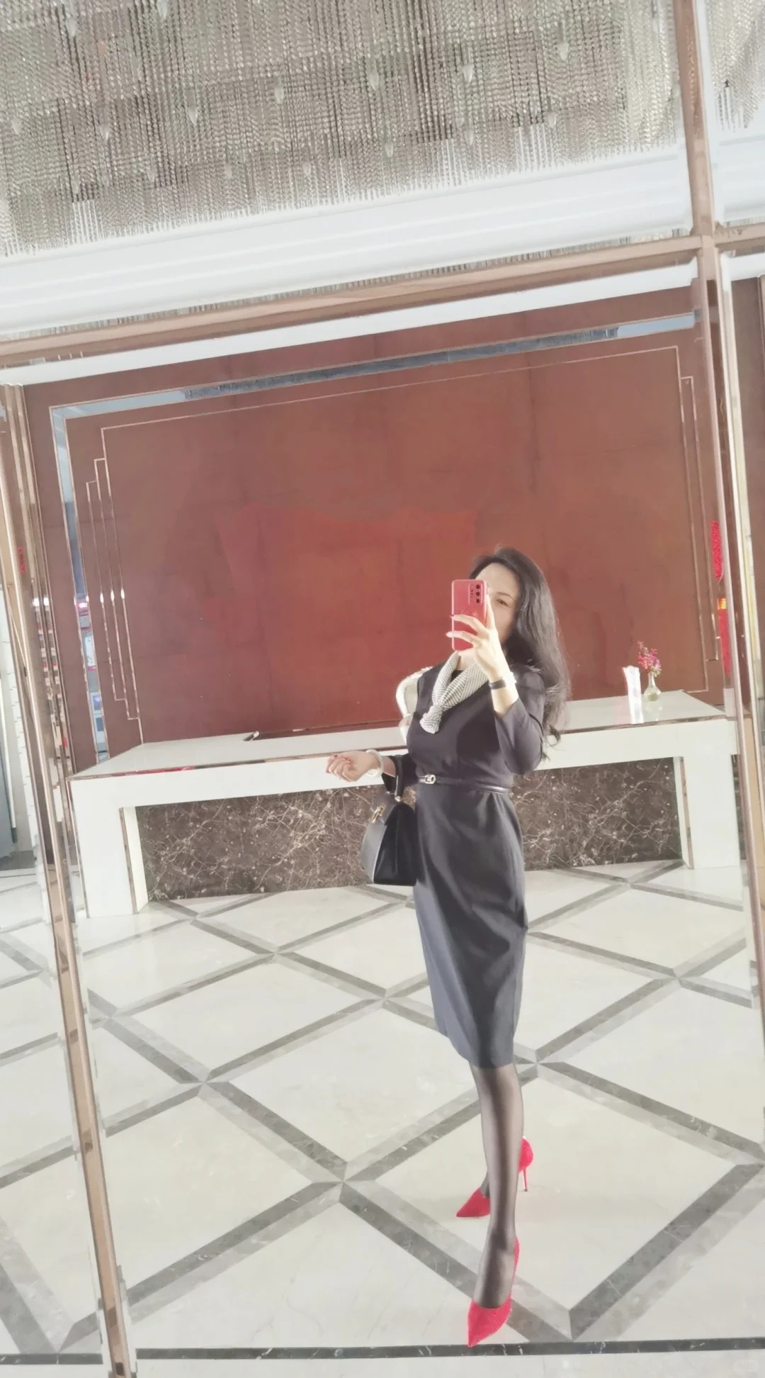 40加女教师工作日穿搭
原本今天想穿一身黑，感觉太正式太严肃了…像是要去参加fu