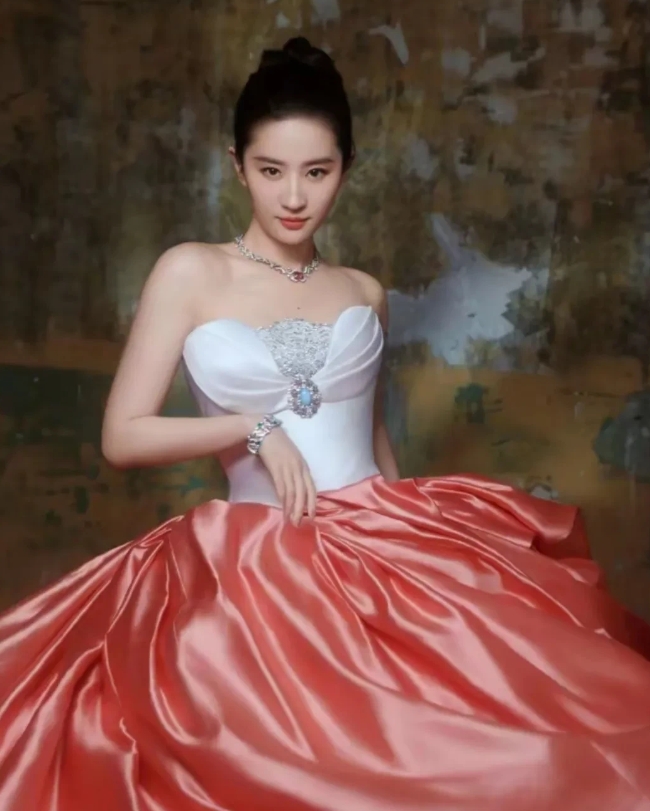 早年，记者问刘亦菲:“为什么女演员片酬榜前20没你？”“只要拍的戏里面有露肩或露