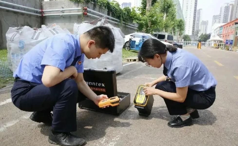 山东青岛，男子办了个小印刷厂，刚开业就因环评没通过，无法投入生产。只好接一些小活