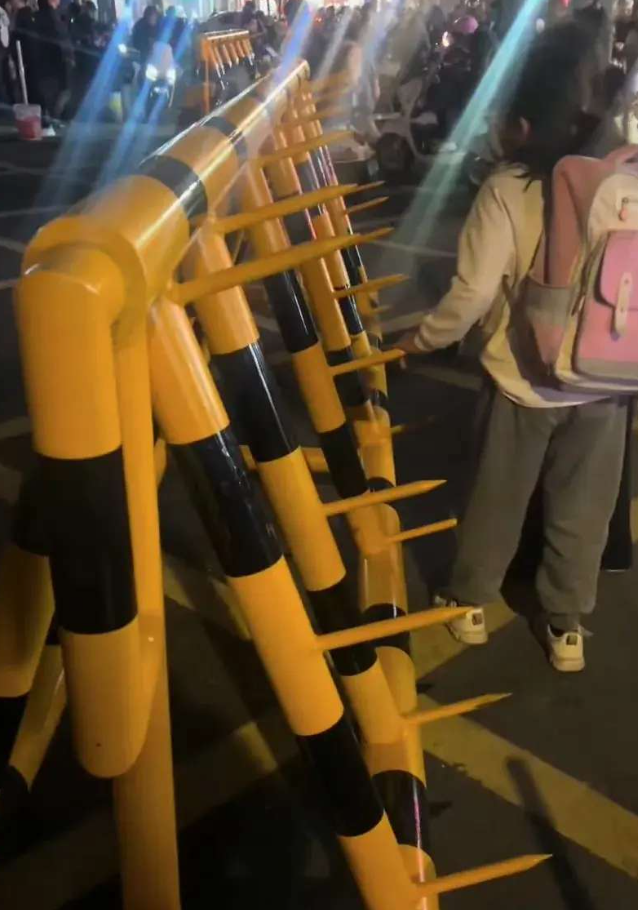 你能想到小学门口放带刺拒马，这是保护学生安全还是危害安全呢？