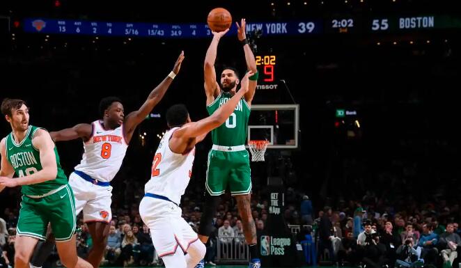 NBA常规赛，凯尔特人大胜尼克斯。赛后，杰伦-布朗称朱-霍勒迪和德里克-怀特打出
