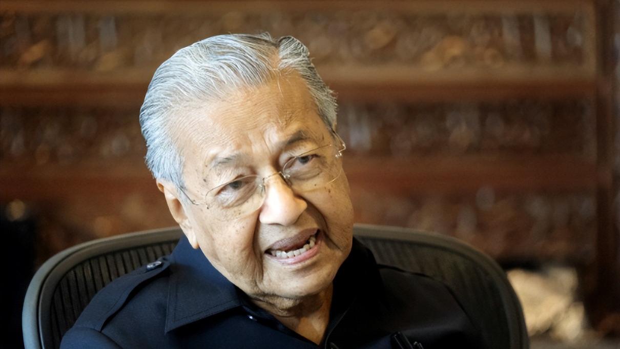 中菲仁爱礁交锋后，马哈蒂尔提醒马科斯，不要让菲成下一个乌克兰