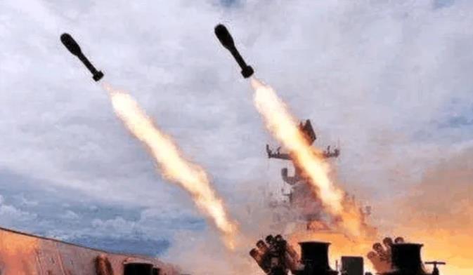 天哪，伊朗终于开始行动了！

不但有火箭弹扑向以色列

还警告美国：如敢干预，就