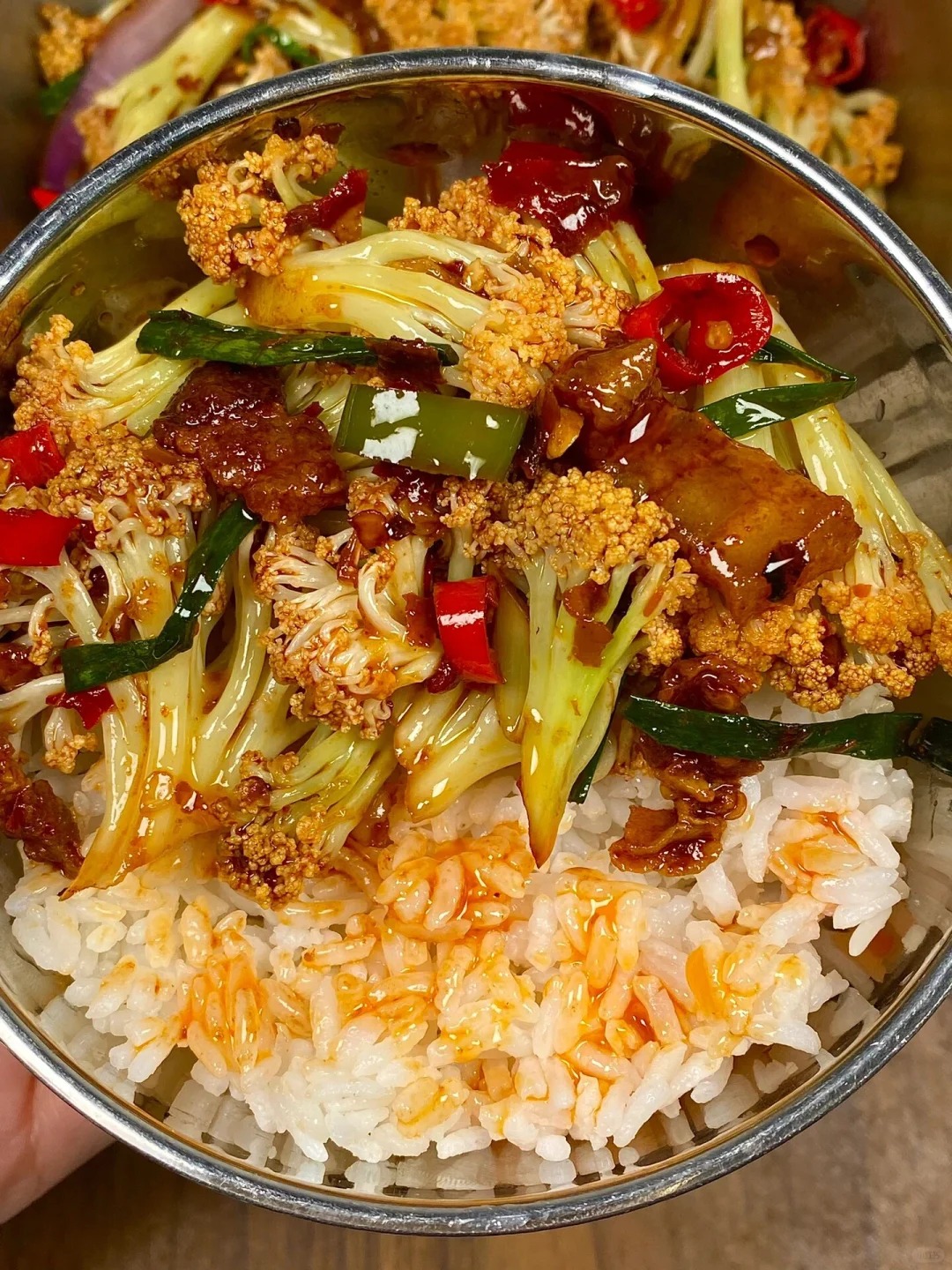 下饭的花菜炒肉！！我一个人都能炫一碗！ 脆脆的花菜和闷闷的五花真的绝配！！
❤食