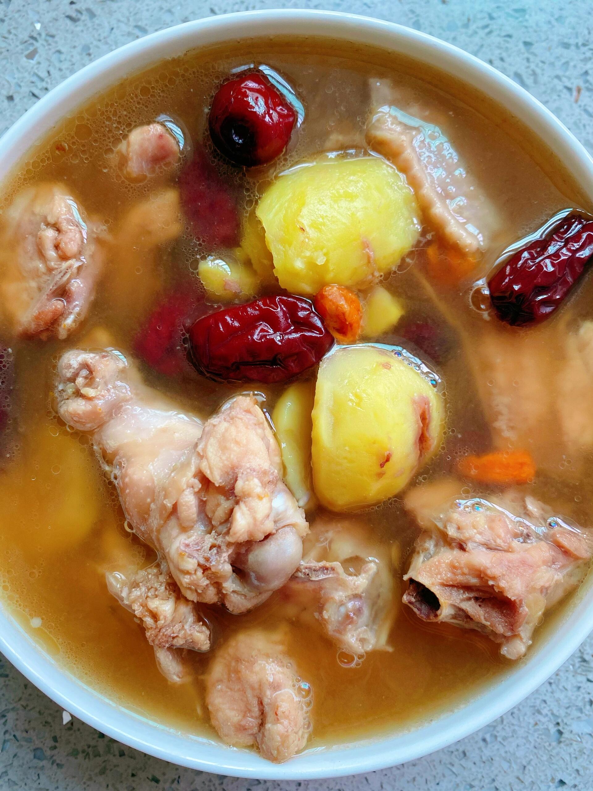 秋冬天气干燥，记得要多喝点滋补暖胃的汤