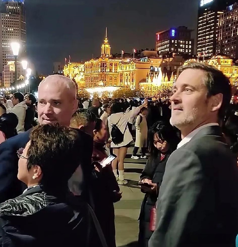 西方人来中国 发现中国很发达

                        