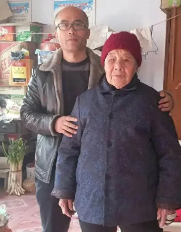 1995年，一位山东的高中男生因无法支付房租而陷入困境。出乎意料的是，一位陌生的