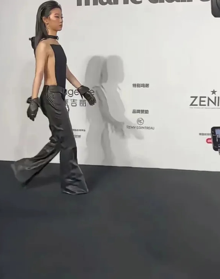 真让人无语，这照片是谁拍的啊