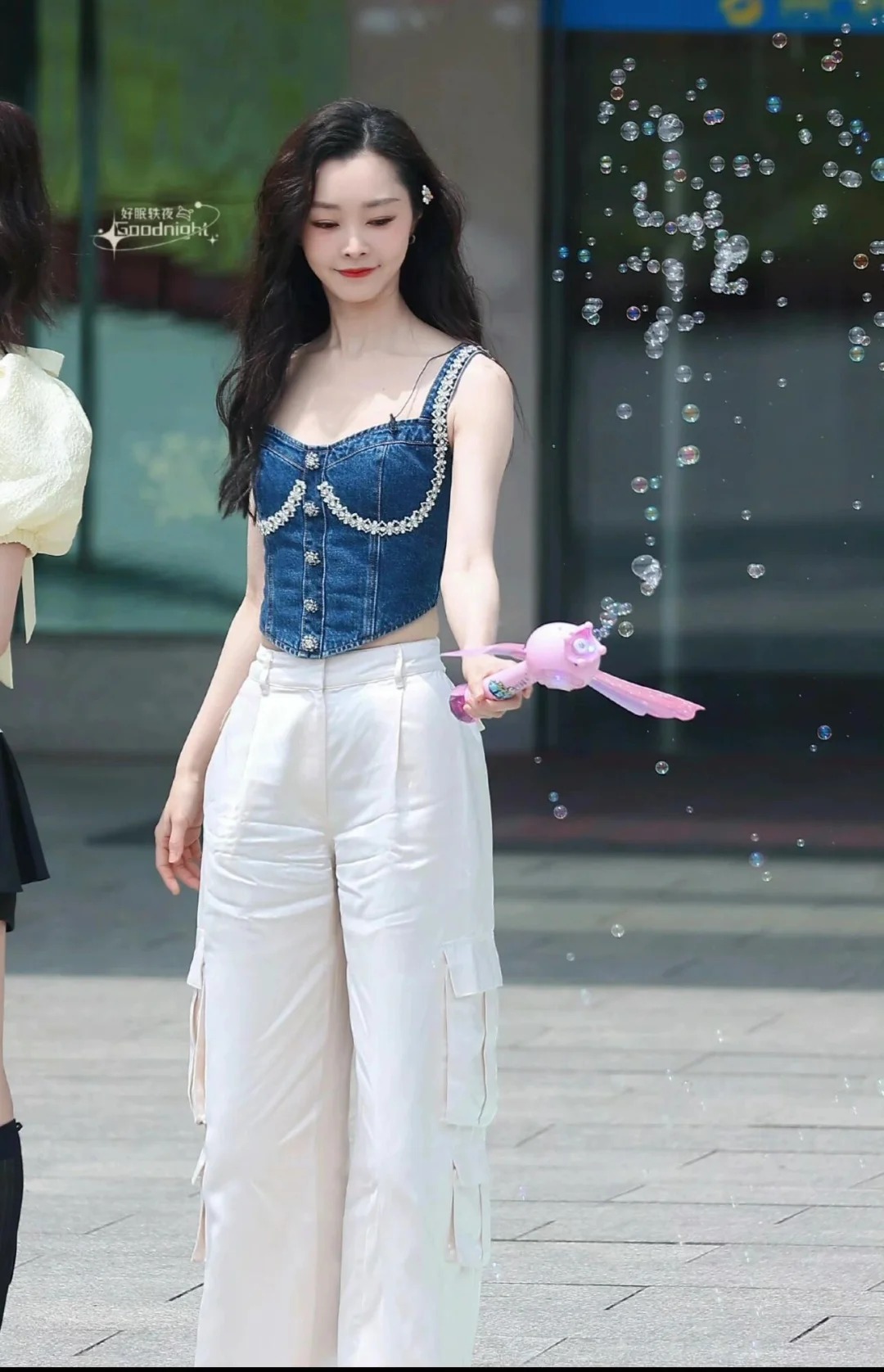 怎么办好爱啊！宋轶这套穿搭好辣啊！瞬间将纯欲氛围感拉满！