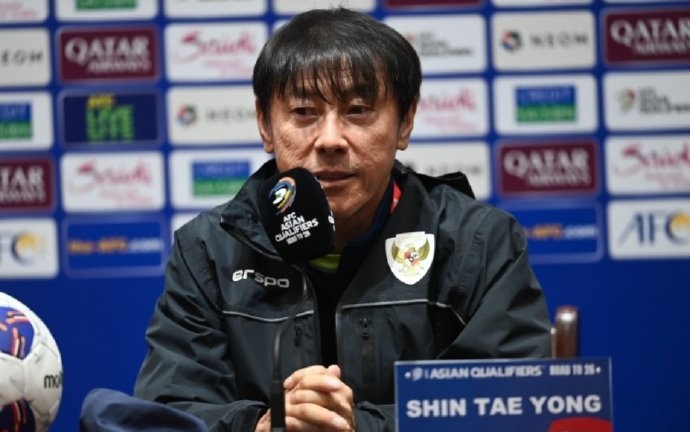 印尼主帅韩国人申台龙预测明晚比赛：国足印尼五五开 不评价关键球员

“尽管中国队