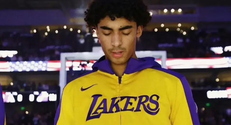 湖人的转变朝着一个有意思的方向发展：他们在学以前的国王队。

克里斯蒂被提上首发