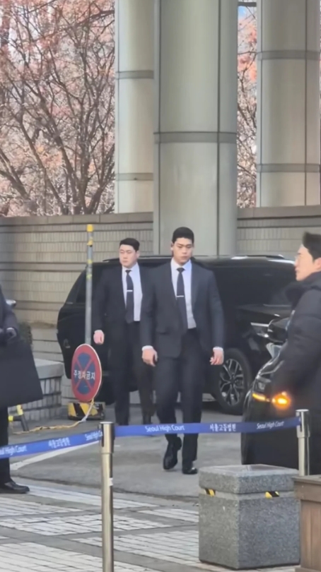 李在明如今安保升级，保镖队长先下车确认安全后，他才缓缓下车，手里紧握着通讯麦克风
