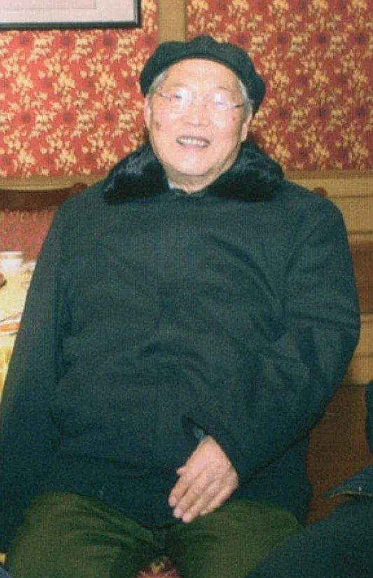 1942年，刚从抗大毕业的张晋，跟随部队返回山东途中，遭遇日军合围。他和四名战友