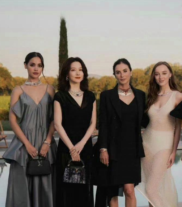 去掉金晨后，照片的质感似乎提升了不少，让人感受到另一种风格的魅力。

去掉金晨后