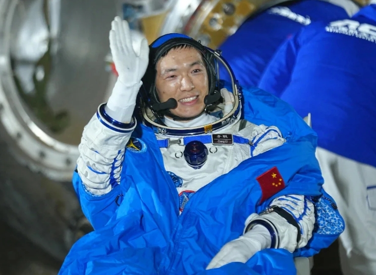 神州十八载誉而归，外网态度令人意外！

神州十八号3名航天员成功返回地球，这一壮
