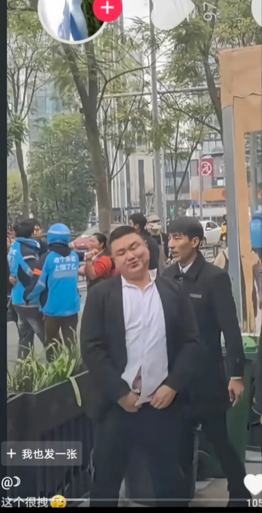 这名物业工作人员火了，有谁知道他是谁？
据说最近在四川发生了一起物业人员与外卖员