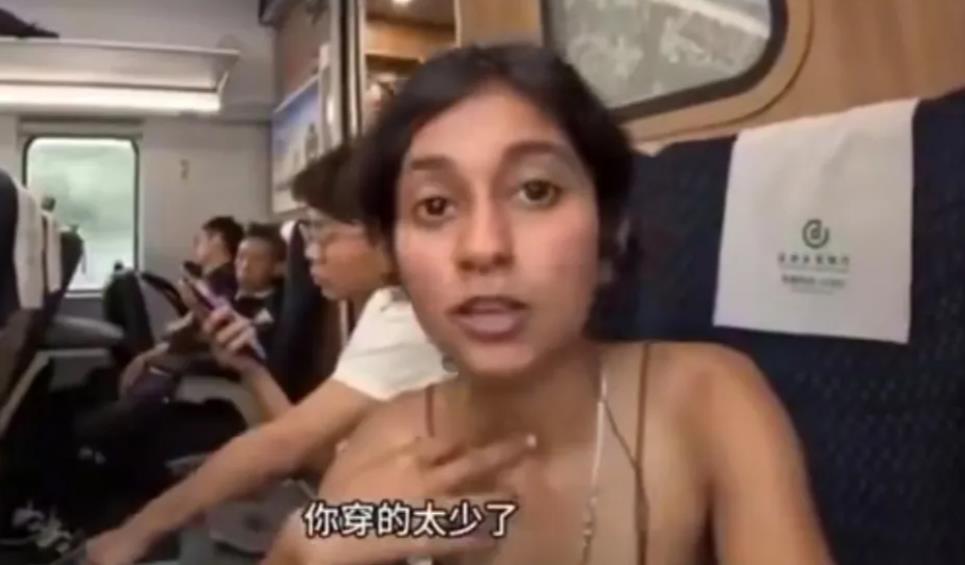 一印度年轻女博主，身着性感吊带背心，在东大独自旅行，把印度网友担心坏了，谁知东大