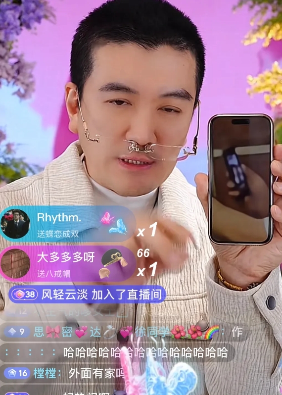 杨子回应网友，第一期视频的女人是谁，杨子解释他视频的是两名女性
网传他屏幕里穿着