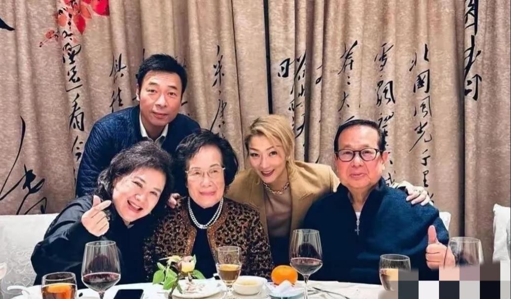 郑秀文的全家福，虽然许志安之前曾经犯了错，但是郑秀文选择了原谅，两人现在感情也很