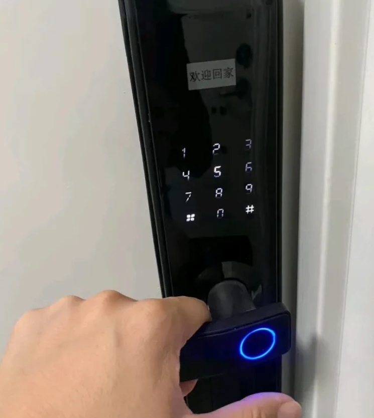 朋友们我有个问题挺纠结的，
想问问大家我要怎么做。
我儿子家是密码锁，儿媳妇给我