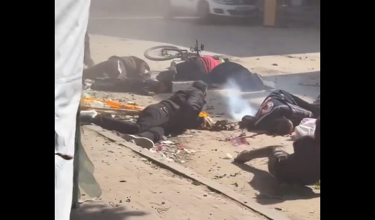 突发！以色袭击拉法阿联酋野战医院前难民帐篷，造成至少11人死亡，50余人受伤。
